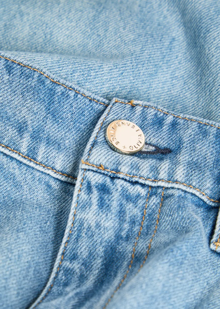Chic wide-leg denim jeans