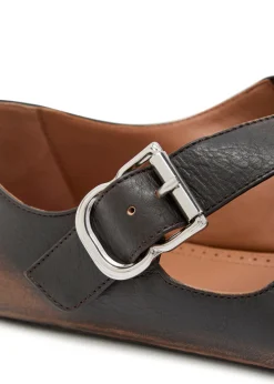 Cross-over leather ballet flats