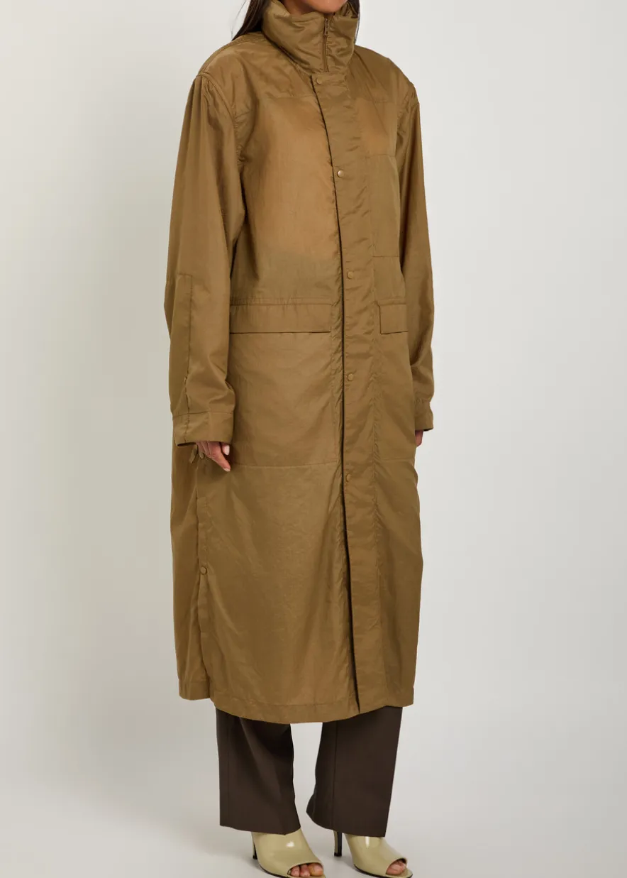 Hooded water-repellent nylon raincoat