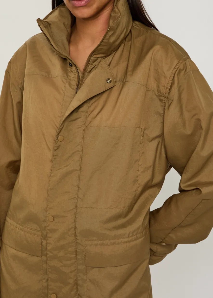 Hooded water-repellent nylon raincoat