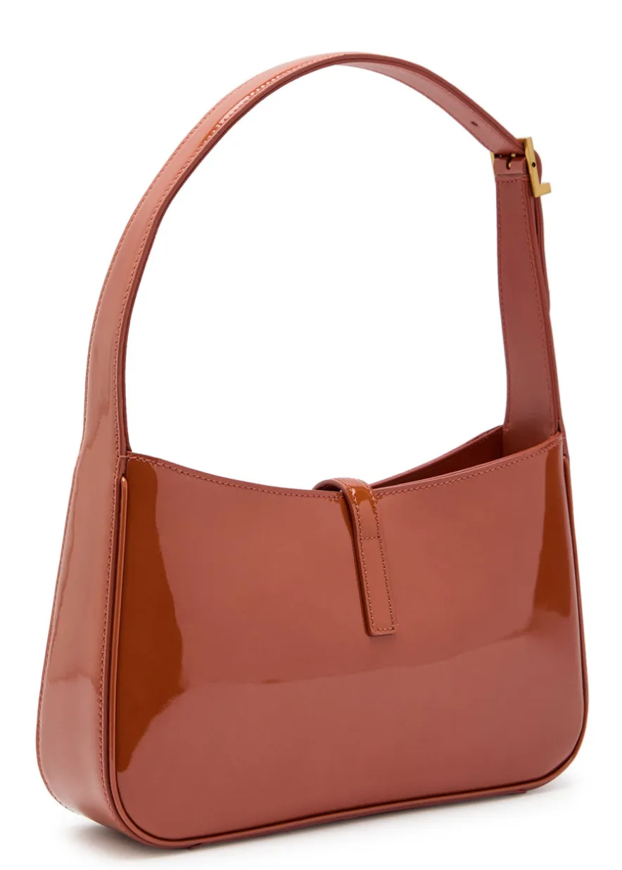 Le 5 à 7 patent leather shoulder bag