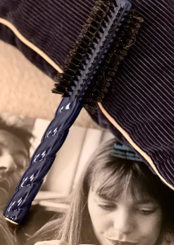 The No5 Blueberry Volume & Style Hair Brush