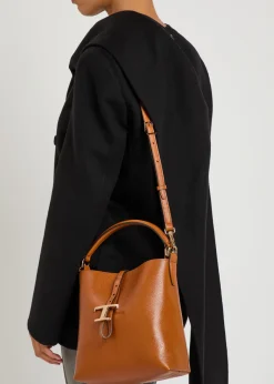 T-plaque grained leather top handle bag