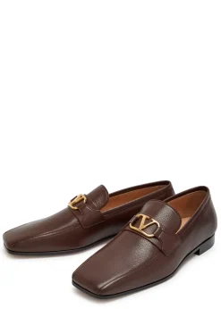 VLogo grained leather loafers