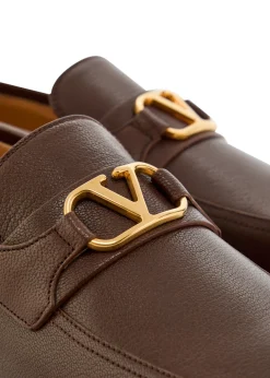 VLogo grained leather loafers