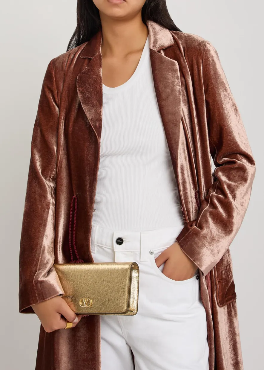 VLogo metallic grained leather shoulder bag