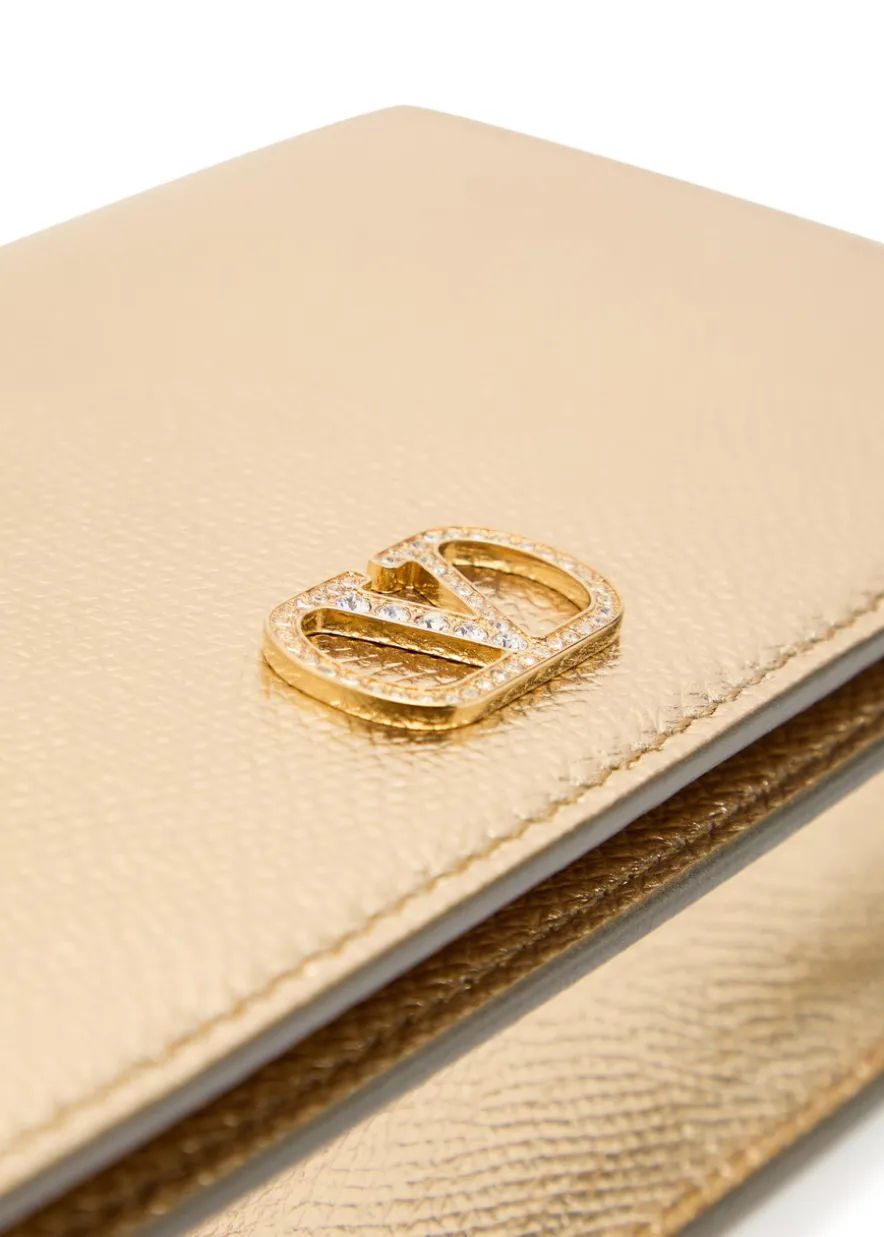 VLogo metallic grained leather shoulder bag